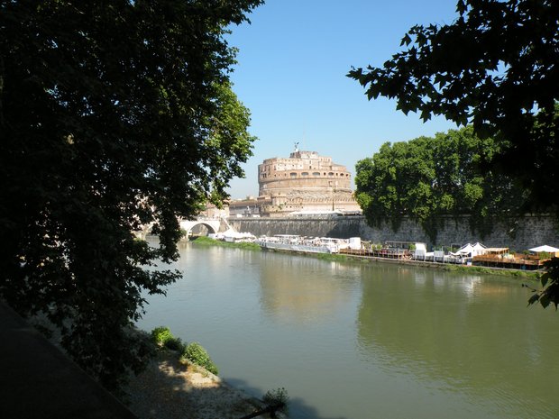  Le château Saint-Ange au bord du Tibre